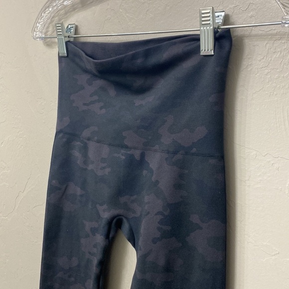 Spanx grey camo leggings size small - Picture 4 of 9